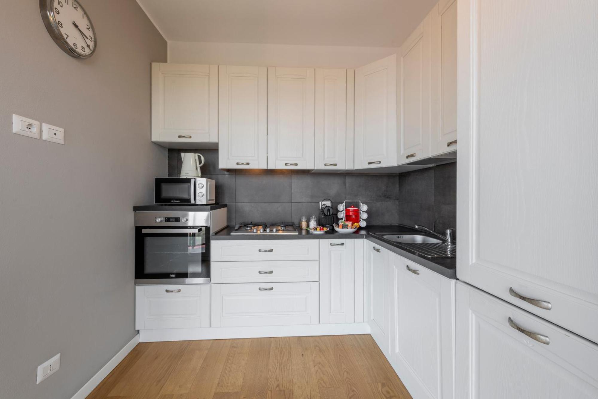 Omodeo, 19 - Ampio E Panoramico Appartement *